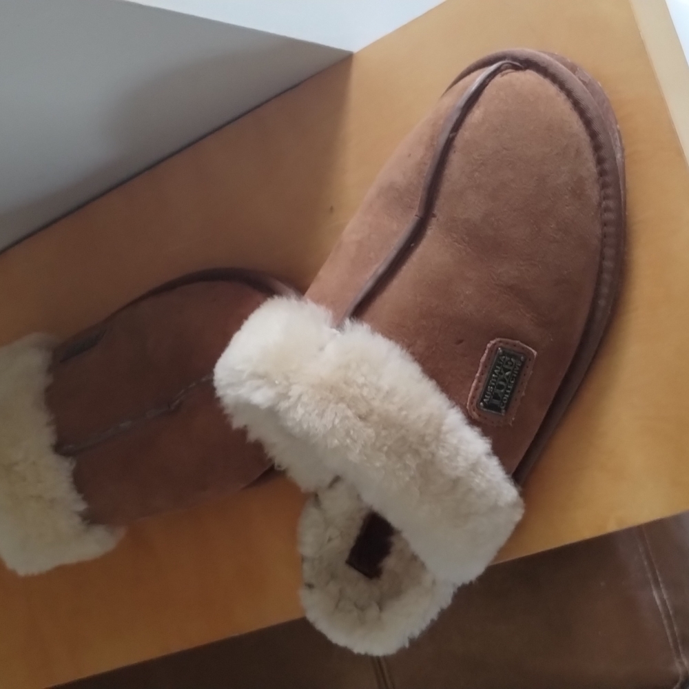 Men's Australian LUXE collection slippers size 10-11